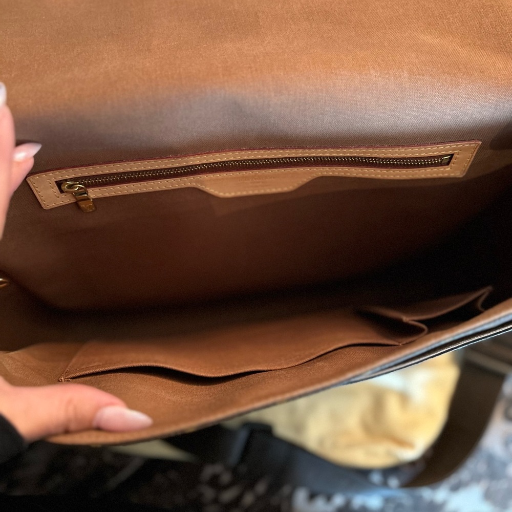 Louis Vuitton Abbesses Messanger Bag (monogram)